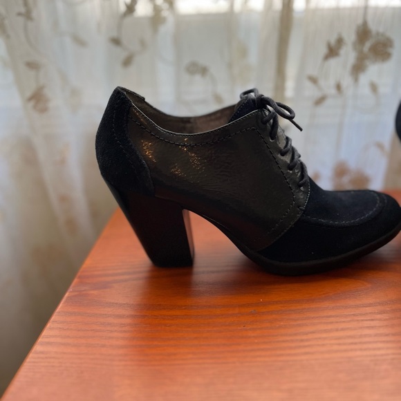 Kenneth Cole Reaction Navy "Full Of Life" Patent & Suede Heeled Oxfords - Picture 11 of 13